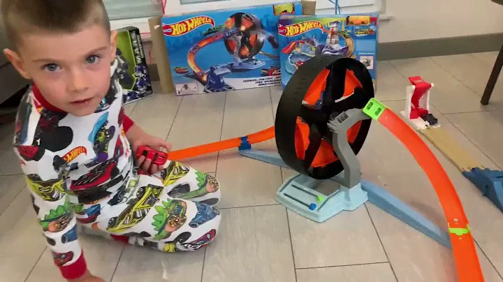 Саша распаковывает треки Hot Wheels которые ему подарили на День рождения