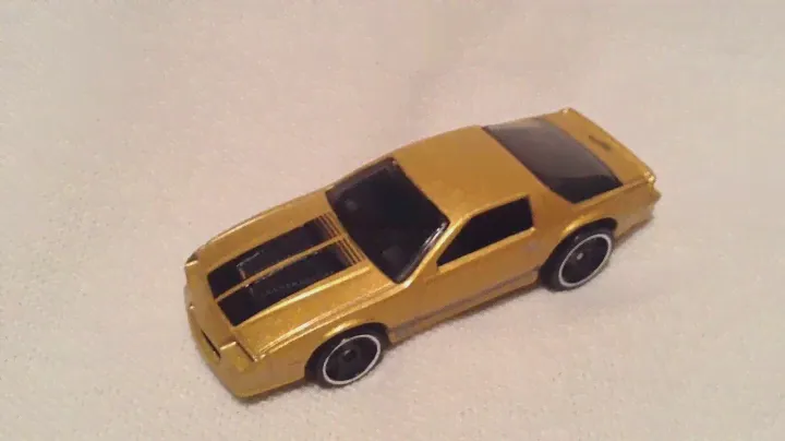 Hot Wheels 1985 Chevrolet Camaro IROC-Z Z28 (2018 Walmart Exclusive Camaro Series)