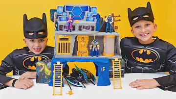 Влад и Ники играют с игрушками Бэтмена
