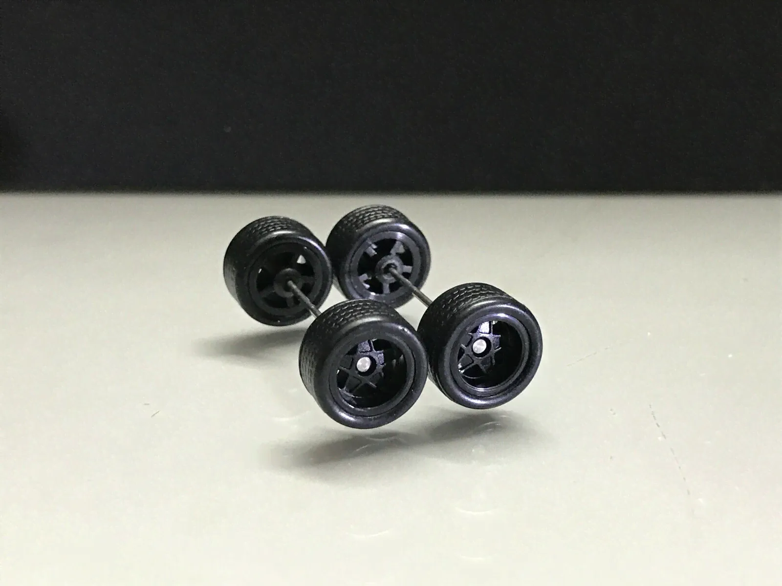 R033 Hot Wheels Real riders 1/64 Set Black Star 10mm, long axle rubber wheels-0