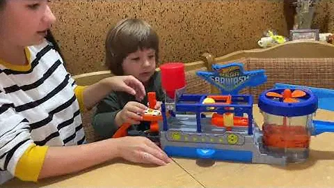 Видео Доминика : распаковываем подарок от Hot Wheels Mega Carwash (Мега автомойка)