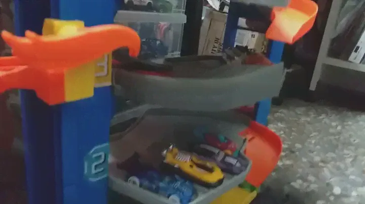 Matchbox 4 Level Garage + Hot Wheels Stunt Garage