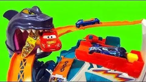 Hot Wheels SharkBite Bay Electronic Attack Theme Park Playset Review with 12 Fishy Phrases!