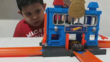 Hot Wheels City 2018 || Fire Station Spin Out || Downtown Police Station Break Out