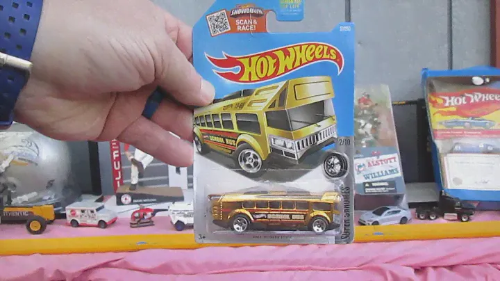 Распаковка и обзор игрушки Hot Wheels High School Bus — серия Super Chromes