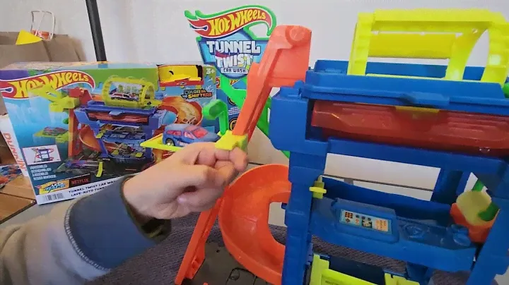 Hotwheels Color Shifting Car through Tunnel Twist Car Wash!
