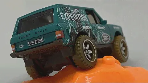 Hot Wheels Range Rover Classic (2022 Mud Studs)
